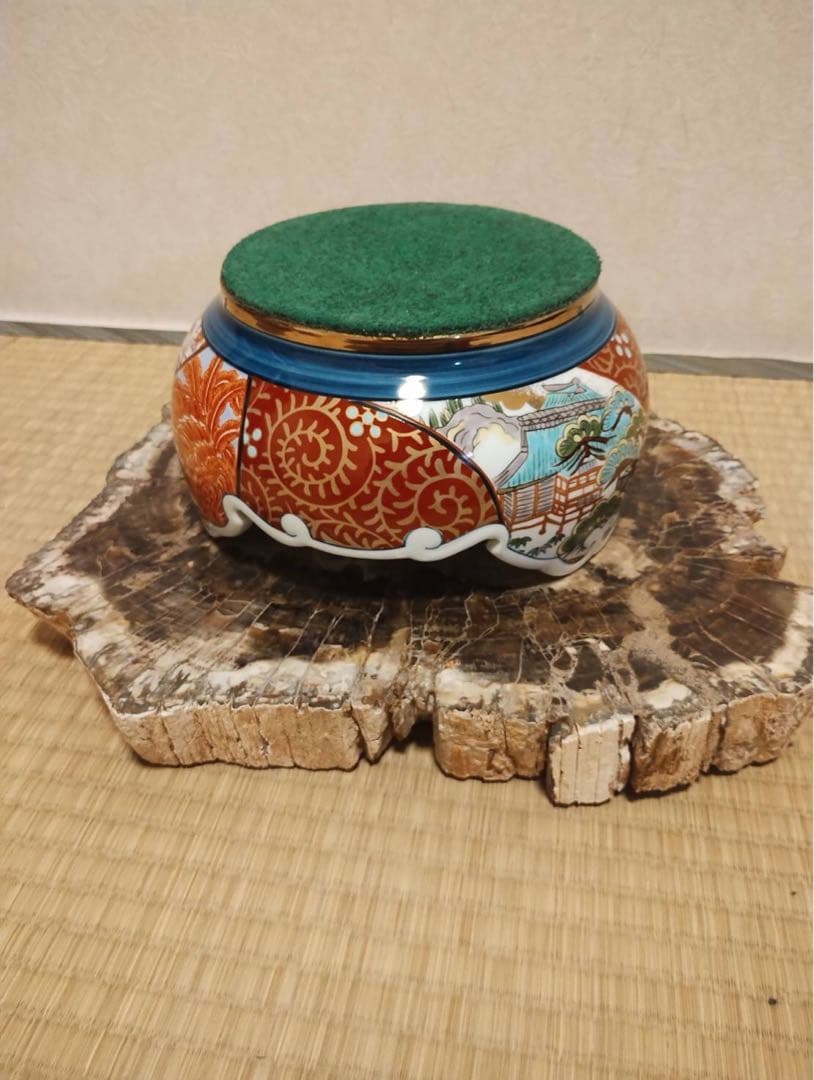 【伝統美】有田焼 勝右衛門窯の希少壺―匠の技が織りなす逸品