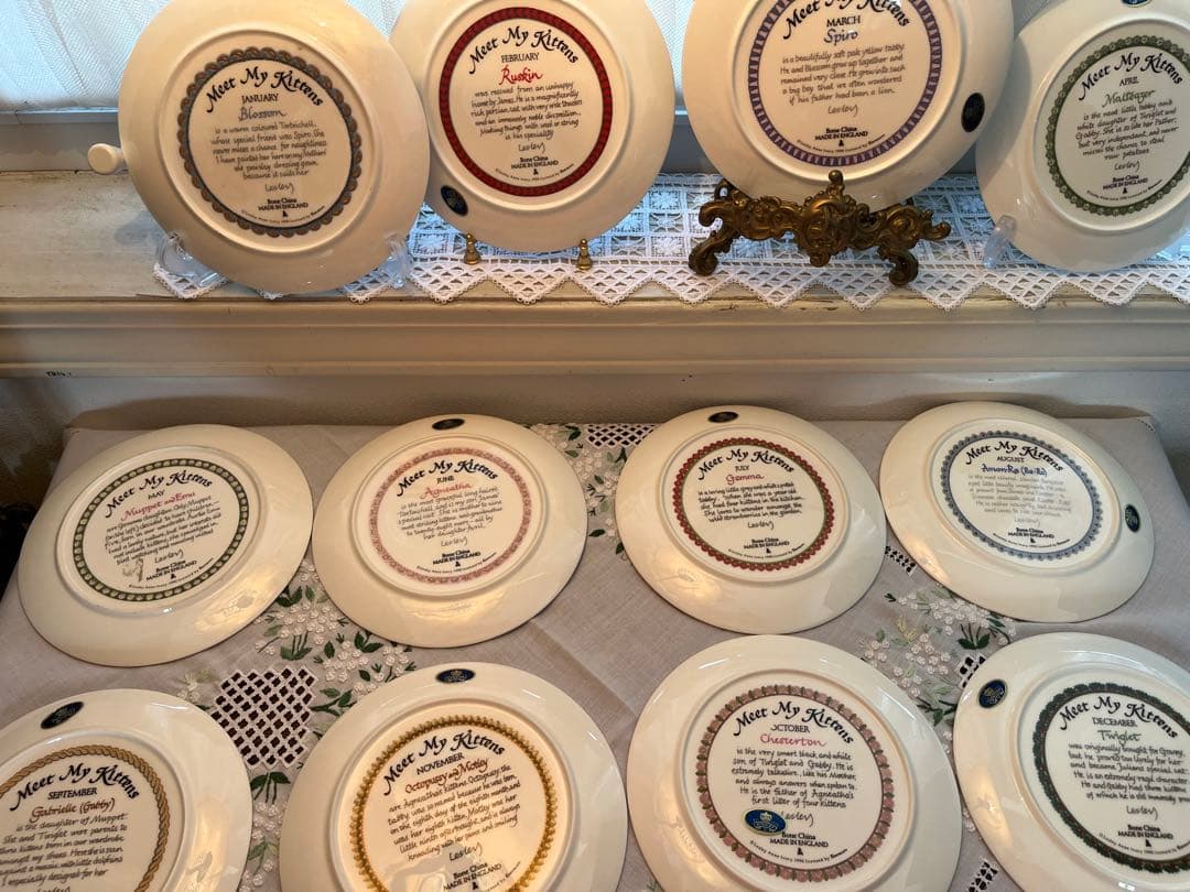 英国 エインズレイ レズリーアンアイボリー 12ヶ月 カレンダープレート 猫