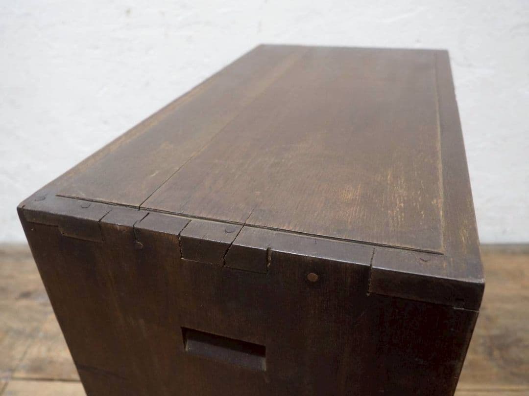 1136 アンティーク　格納扉の飾り棚　陳列台　キャビネット　古家具　レトロ