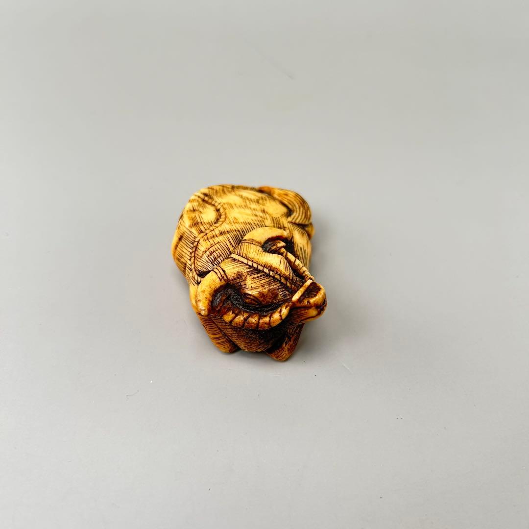 牛の彫刻 小型 彫刻極上根付天然素材アンティーク骨董飾り物古美術置物細密細工