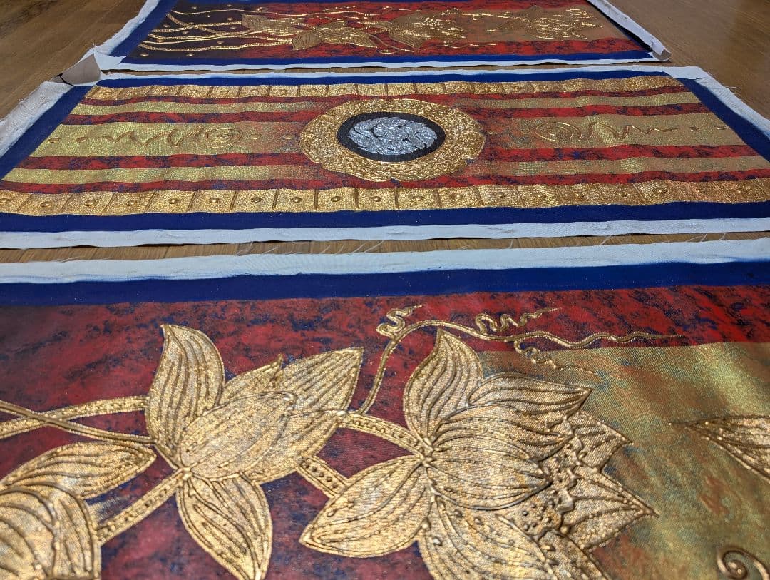 タイ　絵画　大サイズ　金色の蓮のアート　布地　芸術　チェンマイ　アジア　蓮の花