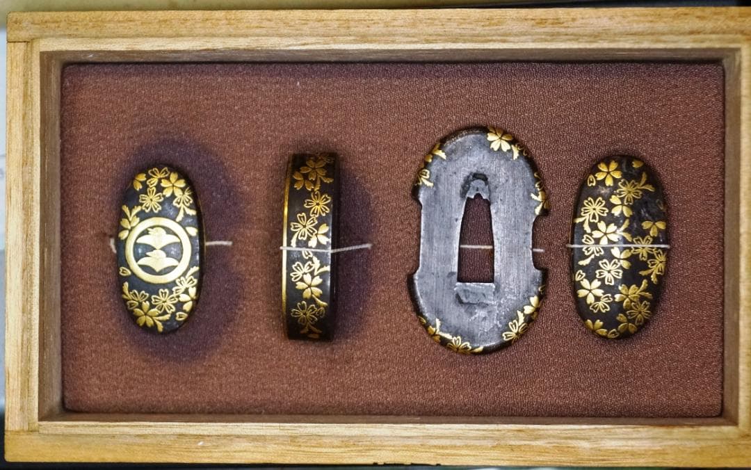 縁頭鍔・鐺　柴田勝家 二つ雁紋金桜花散図揃金具、京金工(特別保存) 短刀用揃金具