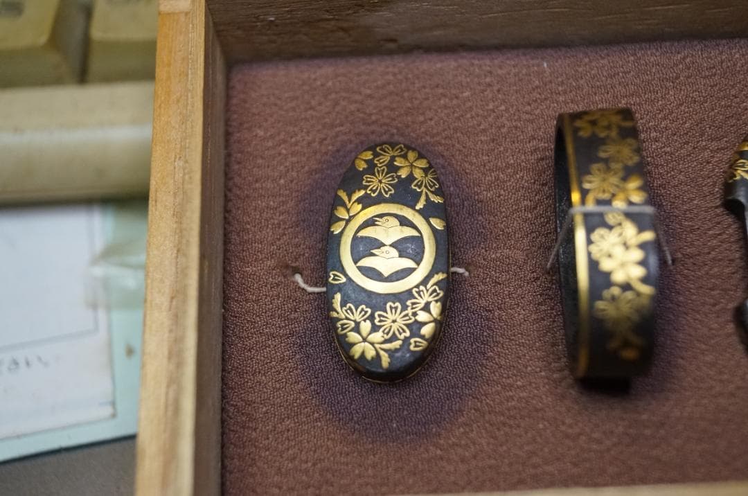 縁頭鍔・鐺　柴田勝家 二つ雁紋金桜花散図揃金具、京金工(特別保存) 短刀用揃金具