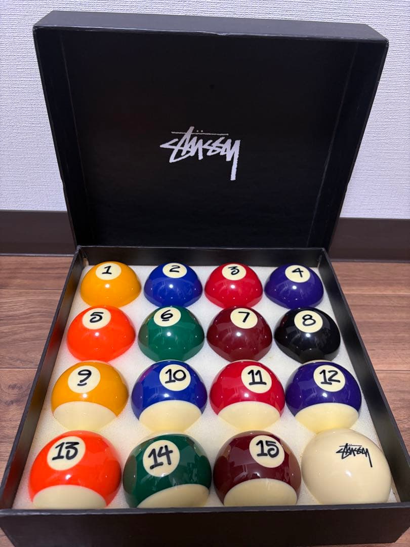 Stussy製の16個のビリヤードボールセット