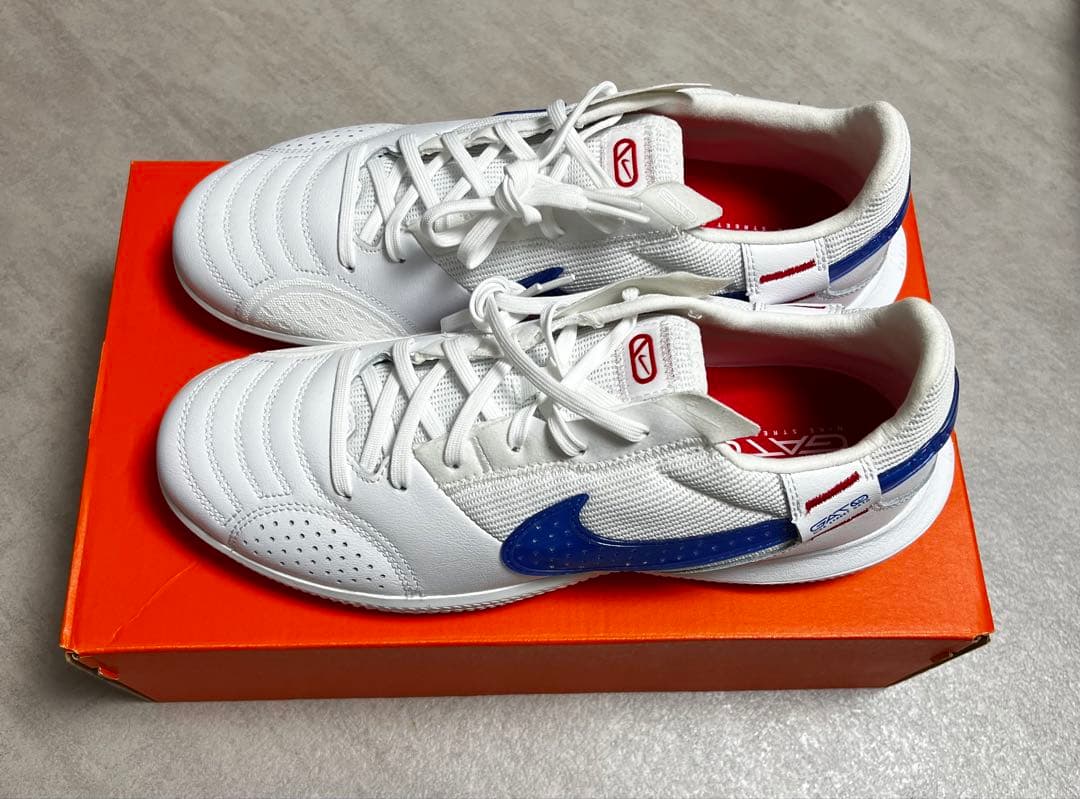 暮らしNike GATO フットサルシューズ ホワイト/ブルー26.5cm