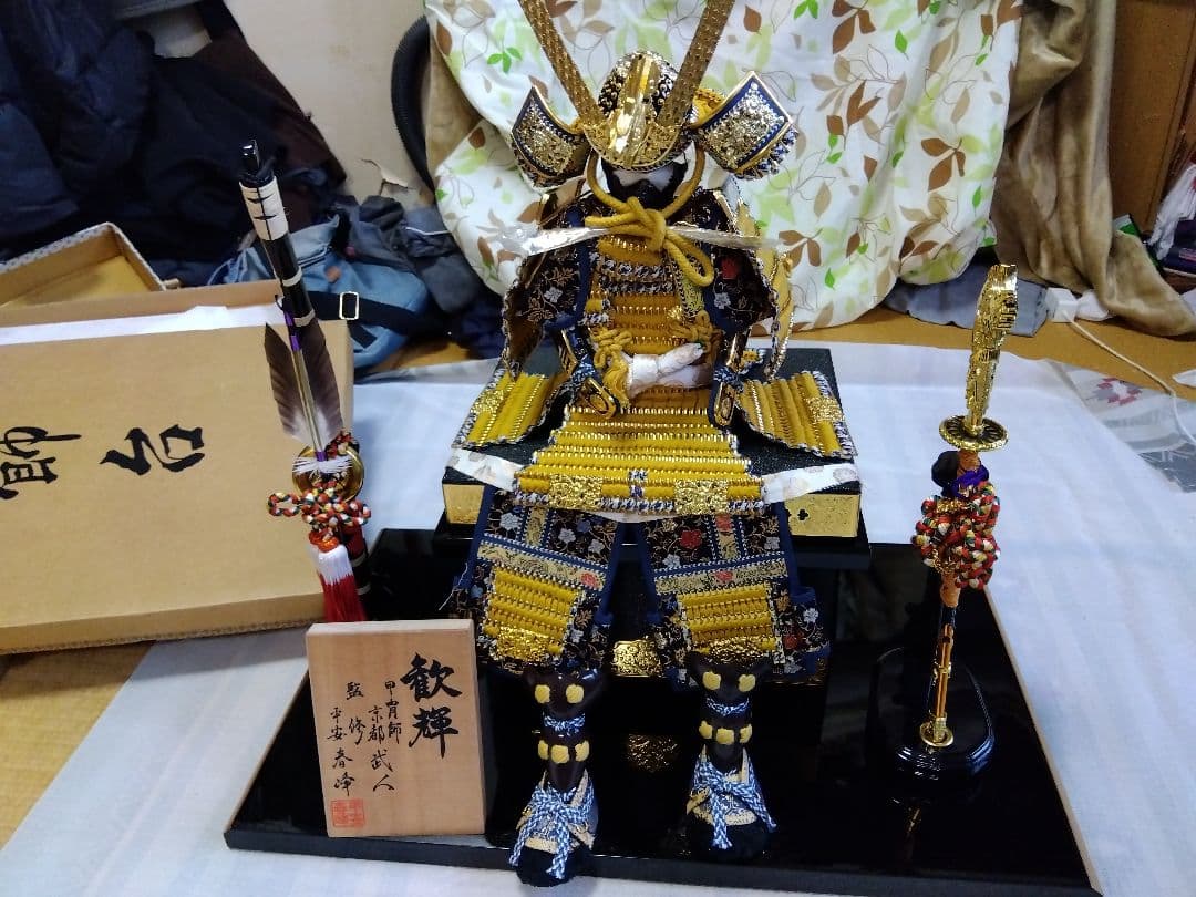 武具の鎧飾り 金色 伝統的なデザイン