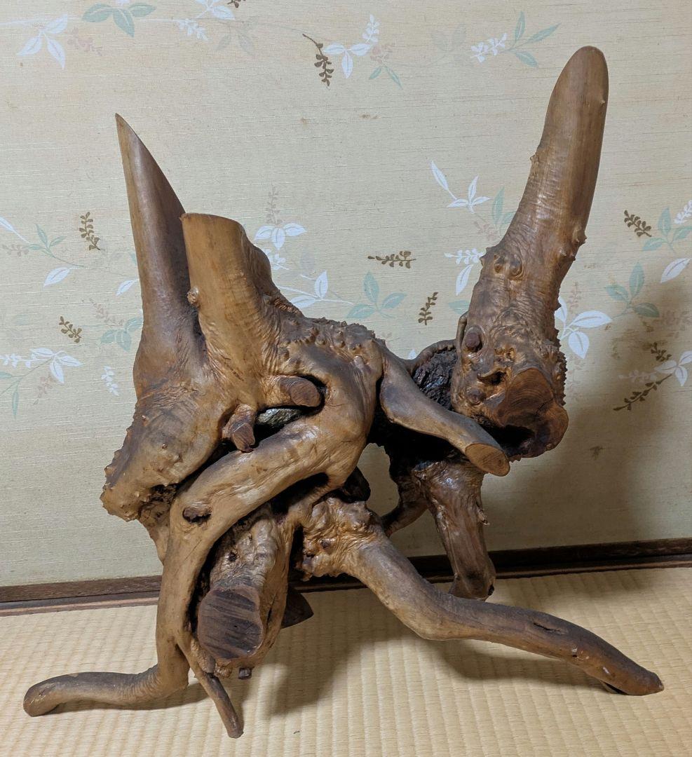 ユニークな木製アートオブジェ