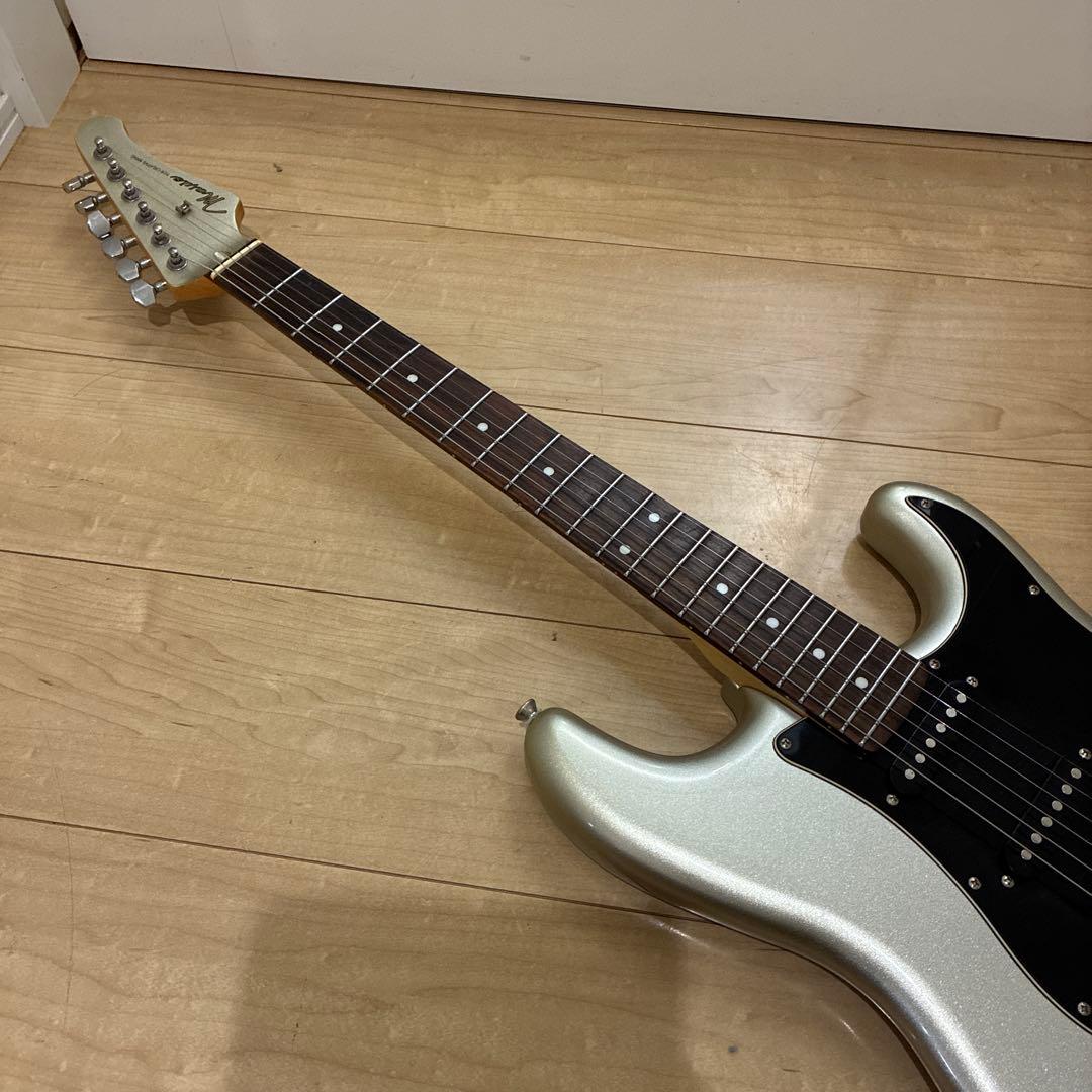 シルバーラメ　Mavis ストラトキャスタータイプ　弦高調整済み　です