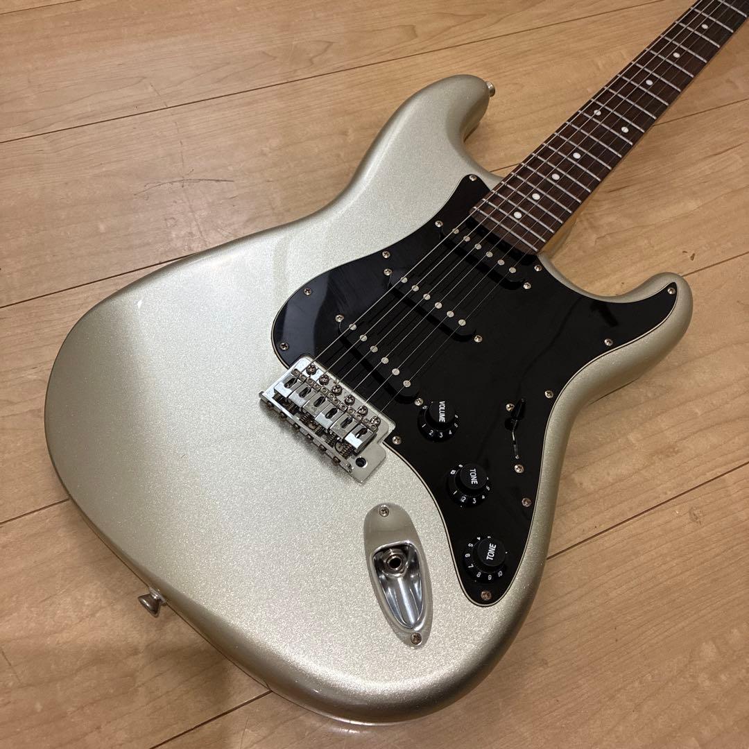 シルバーラメ　Mavis ストラトキャスタータイプ　弦高調整済み　です