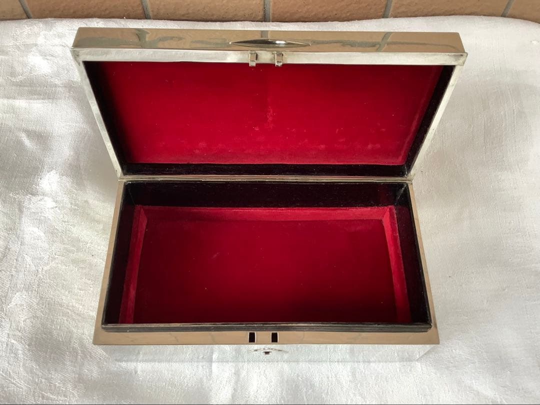 銀製 宝石箱 silver950 鍵付 草花紋様手彫り装飾 作家銘有 骨董品