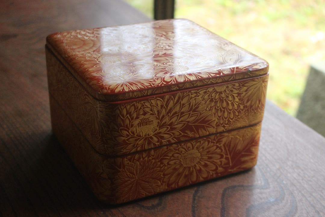 小傷あり！上質朱漆に極上菊詰沈金の映える輪島塗二段重（検重箱お重