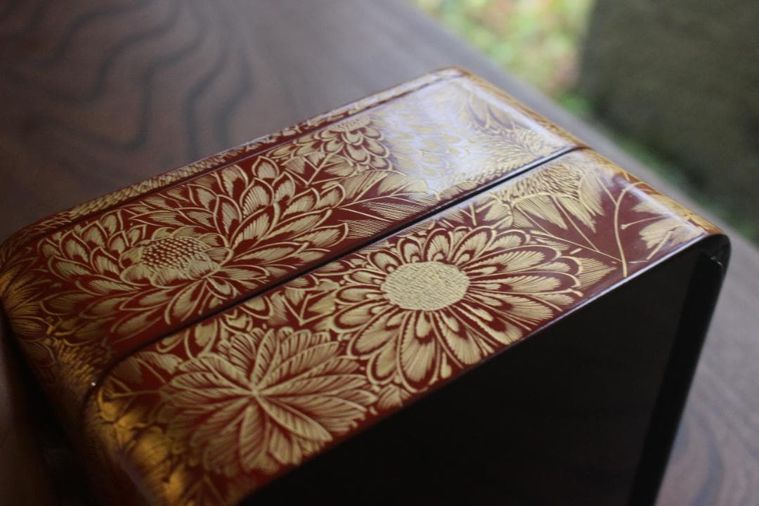 小傷あり！上質朱漆に極上菊詰沈金の映える輪島塗二段重（検重箱お重