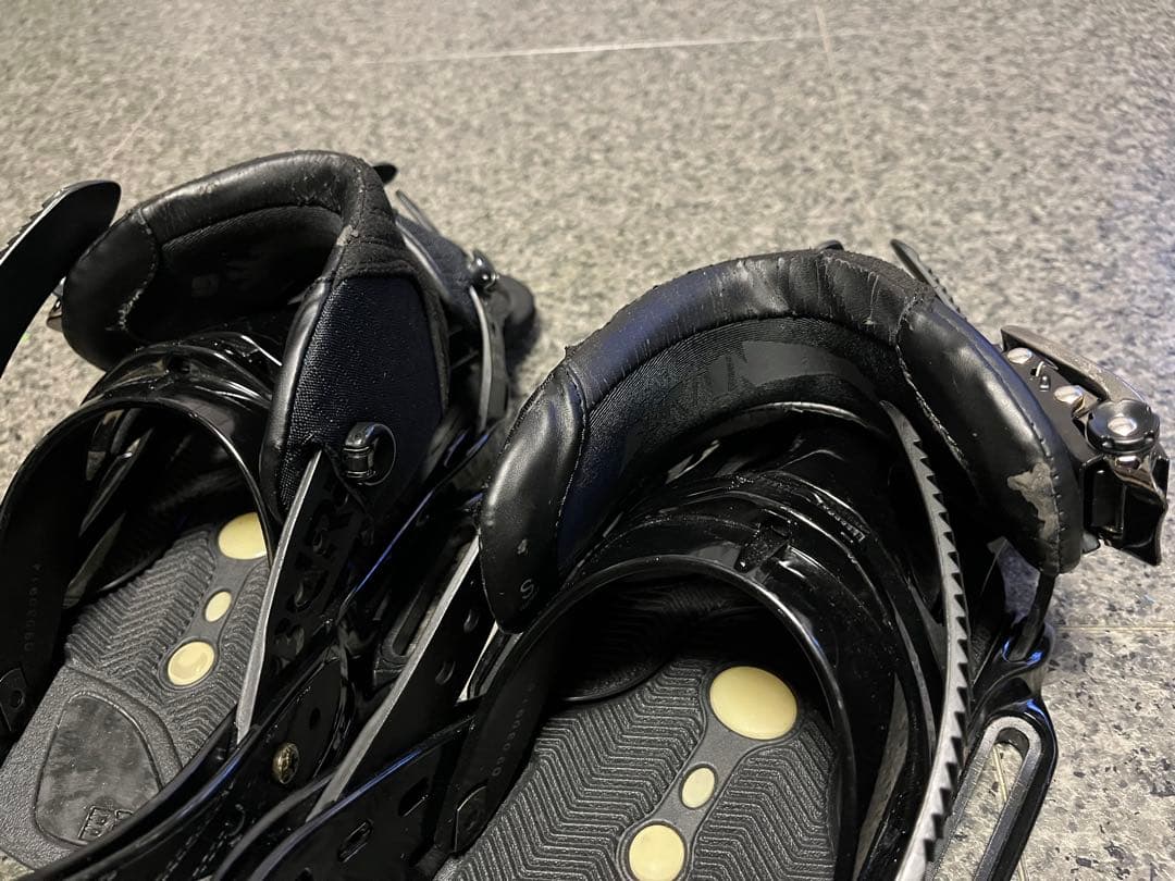 ならんならん burton genesis s 白 cartel s 黒