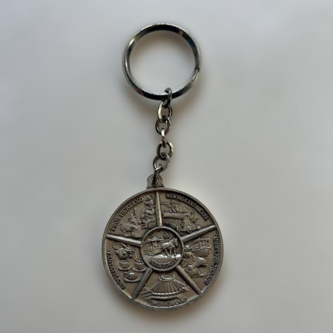 カリフォルニアディズニーランド メタルキーホルダー　1980