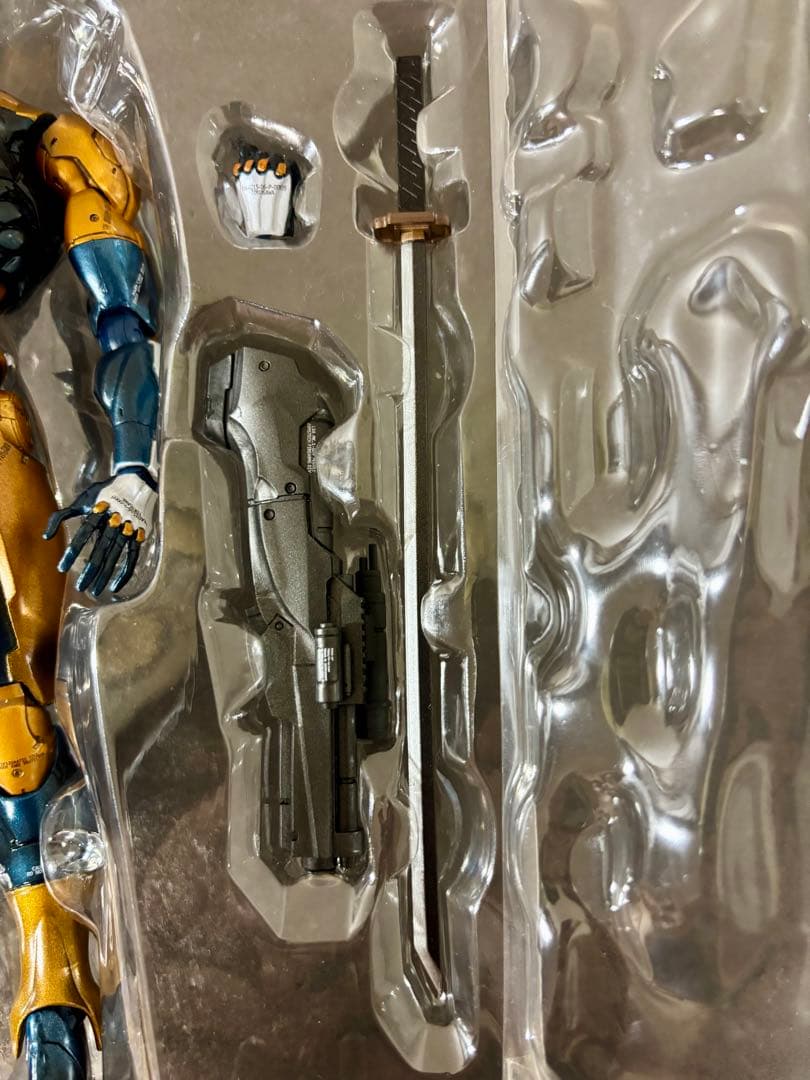 PLAY ARTS 改 サイボーグ忍者 メタルギアソリッド　フィギュア