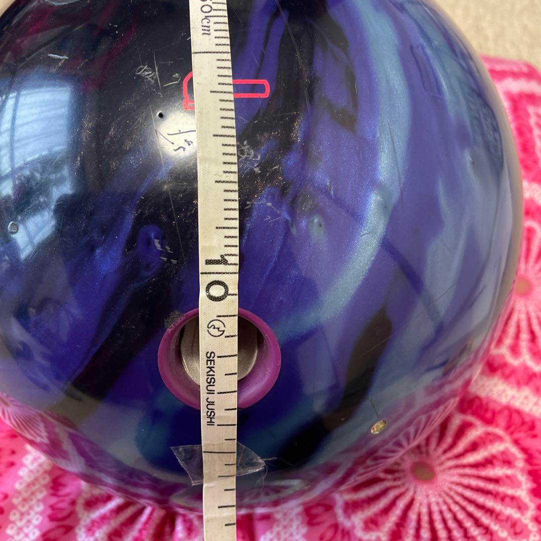 ボウリングボール 紫と黒 6.５キロ(14ポンド)月３０ゲーム半年程使用