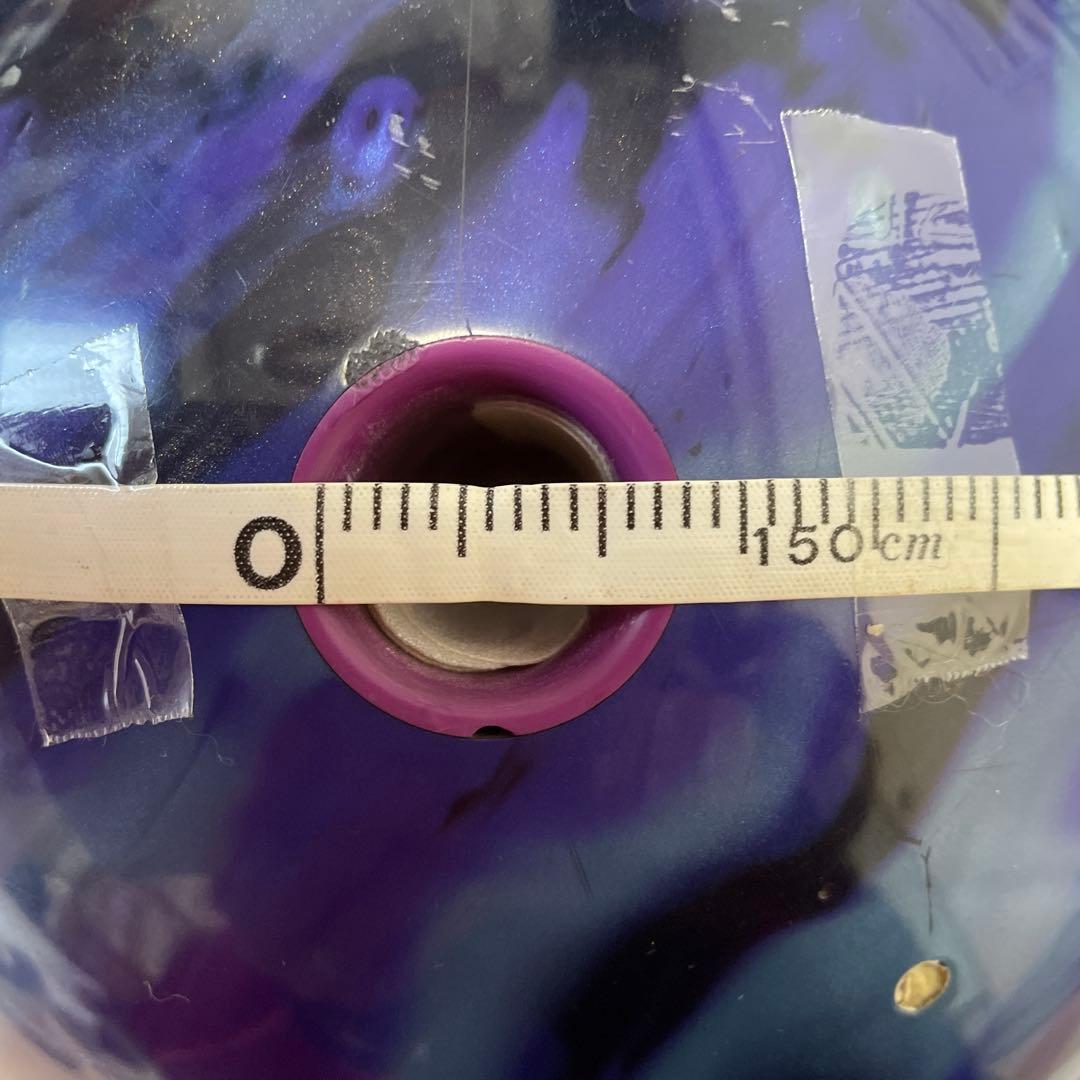 ボウリングボール 紫と黒 6.５キロ(14ポンド)月３０ゲーム半年程使用