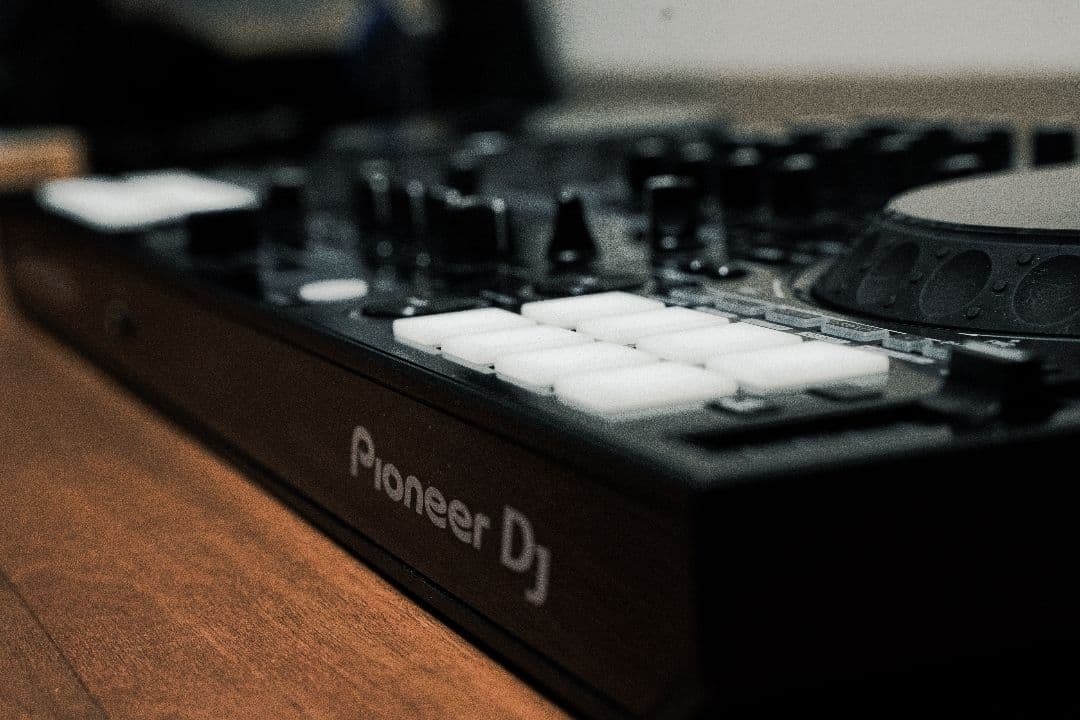 美品 22年製 箱有り Pioneer DDJ1000 PCスタンド付き