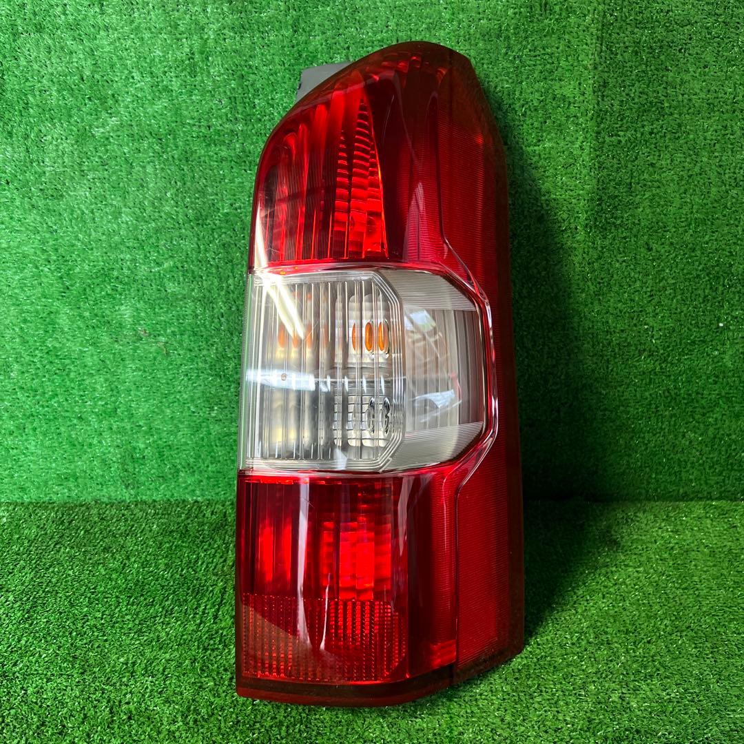 トヨタ純正サクシード NCP160 右テールランプ 2015年