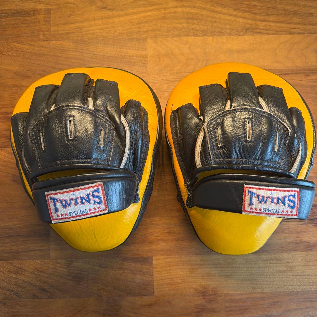 TWINS SPECIAL パンチングミット 黒/黄