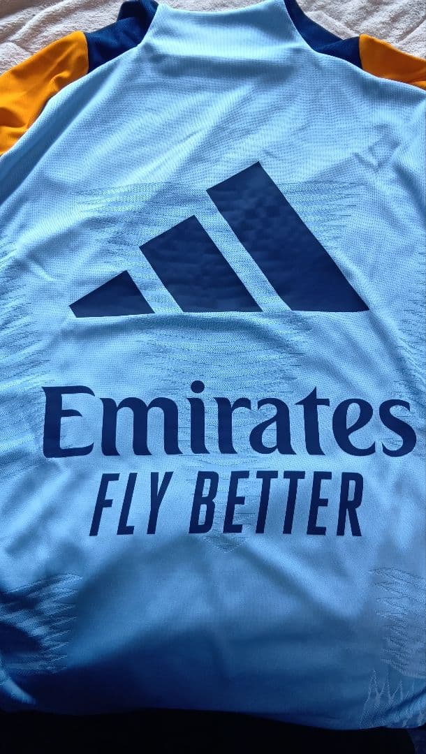 Real Madrid 長袖ジャージ エミレーツ 9番