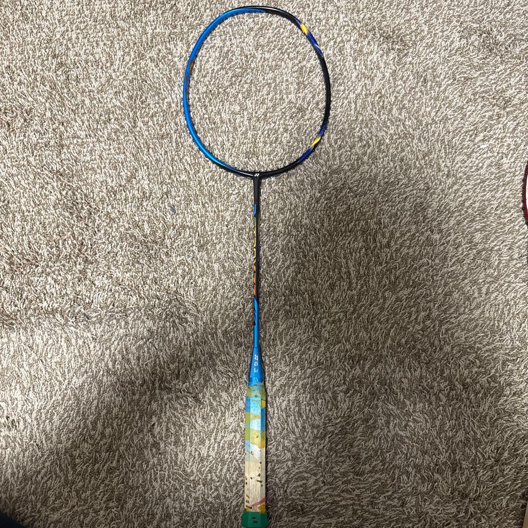 バドミントンラケット アストロクス77 青　4ug5