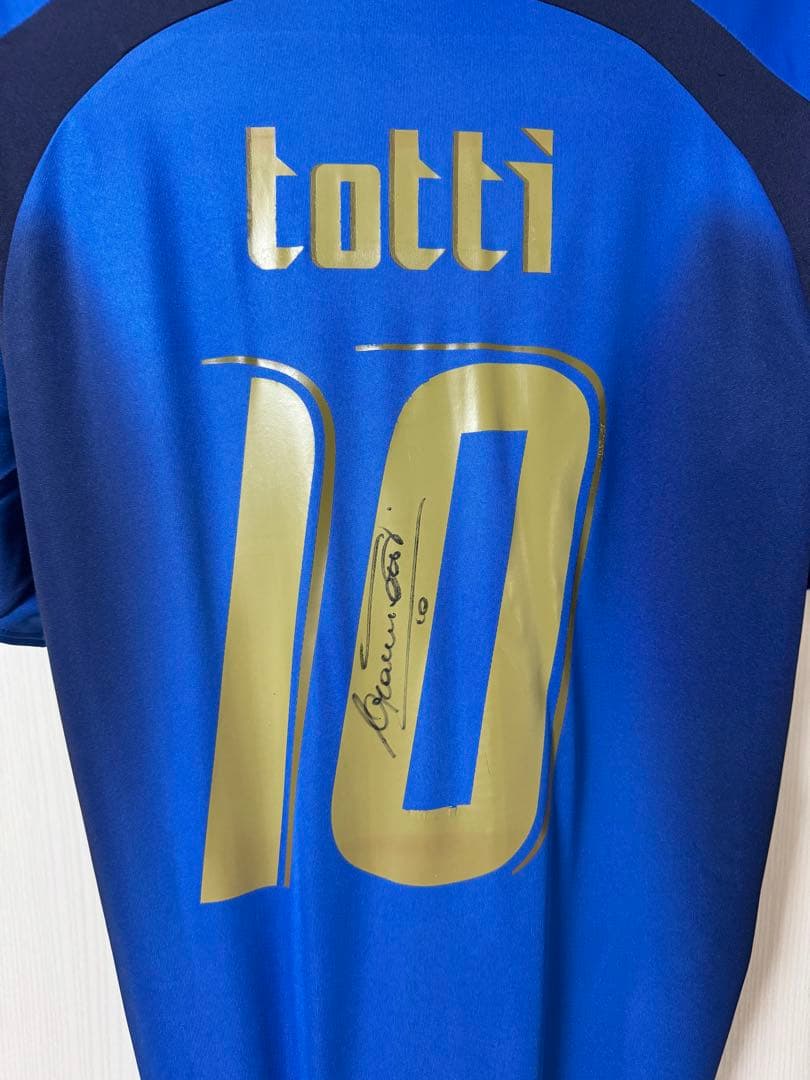 【保証書付】限定販売トッティ直筆サイン入り イタリア代表 サッカー　ユニフォーム