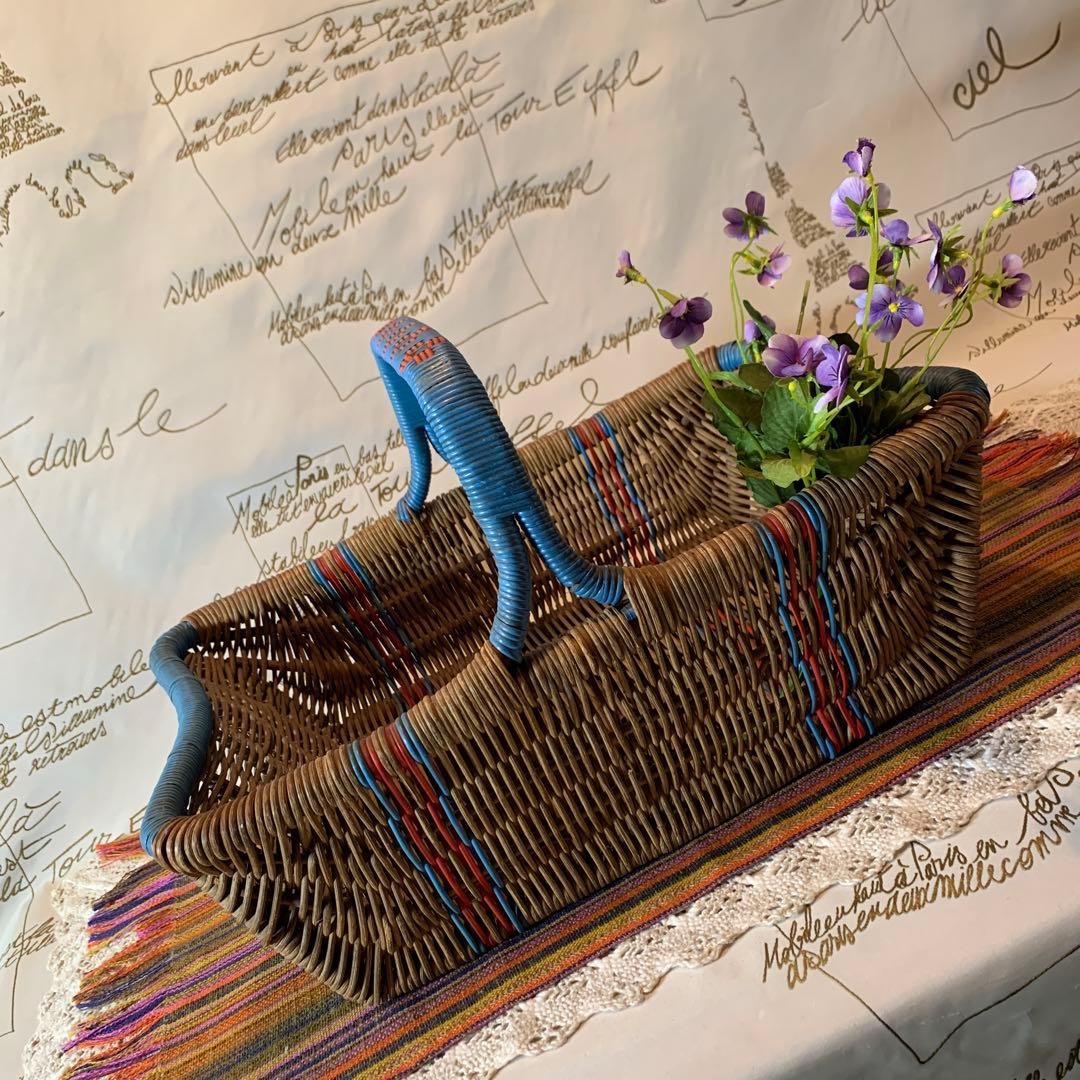 フランス製　アンティーク　ビニールの編み込みの色合いと形が素敵なバスケット！