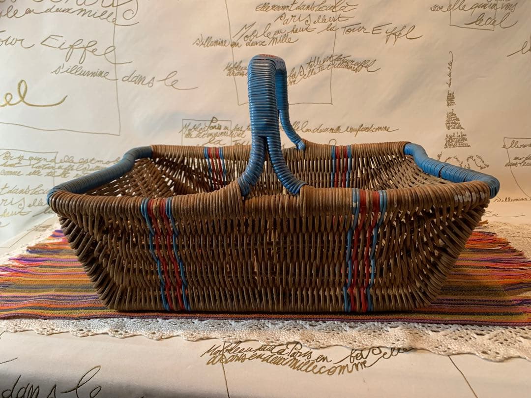 フランス製　アンティーク　ビニールの編み込みの色合いと形が素敵なバスケット！