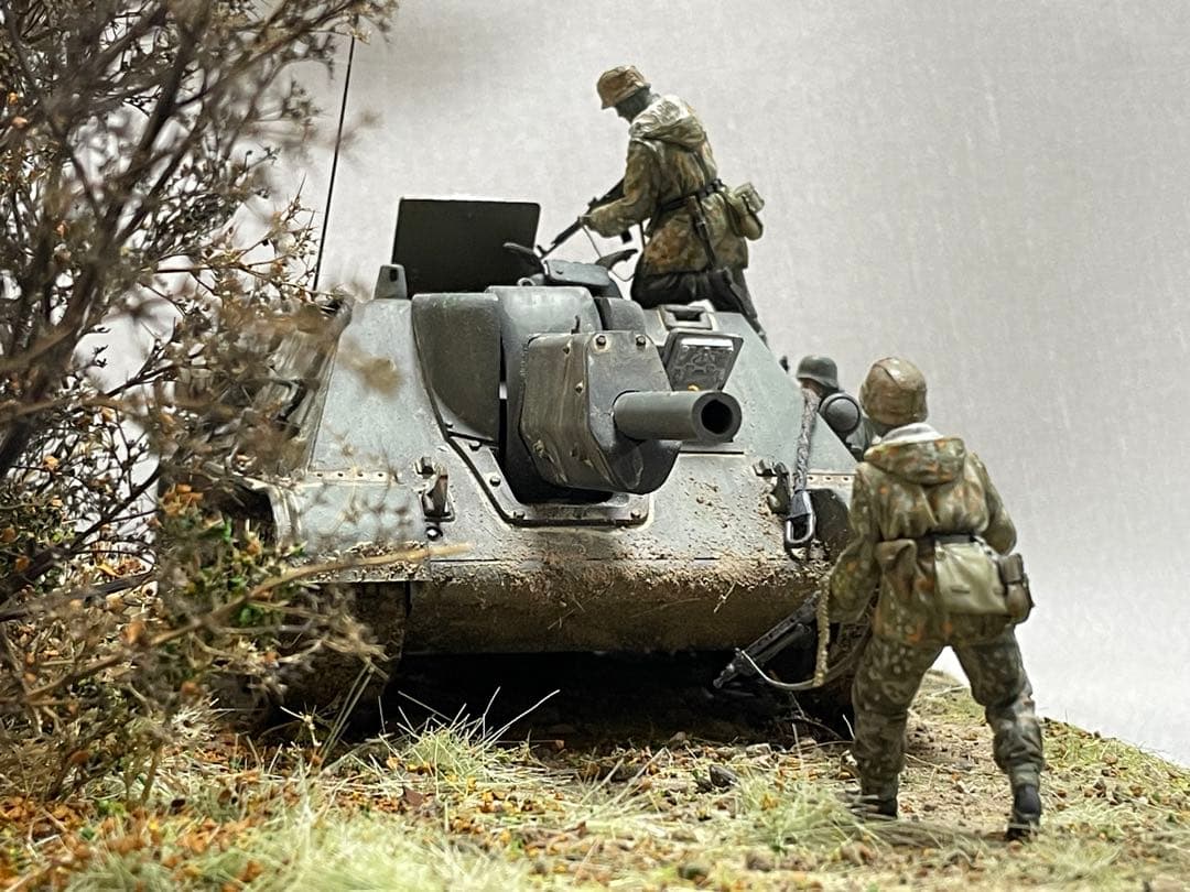 戦車ジオラマ　1/35 ロシアSU122と親衛隊兵士