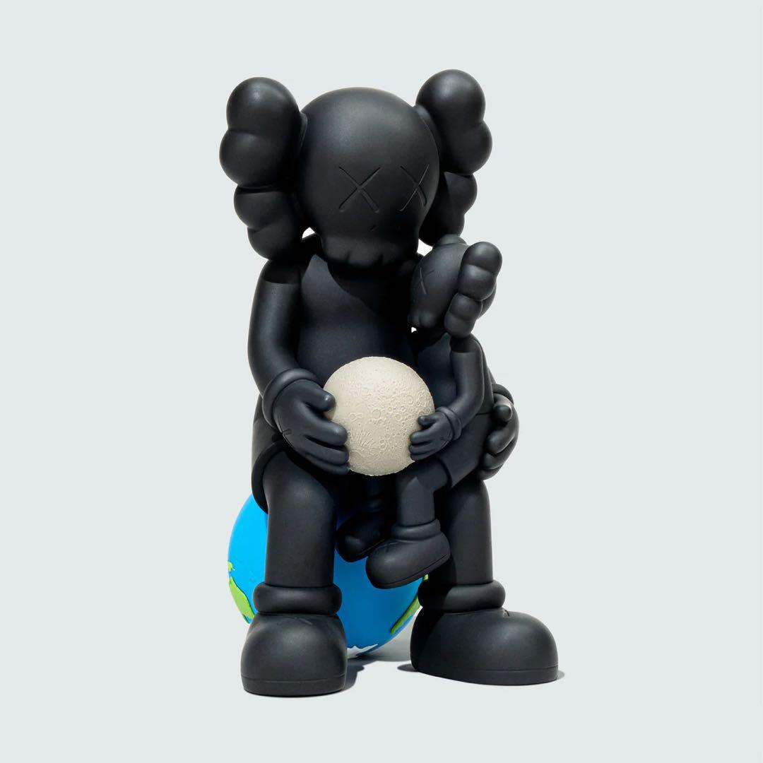 【k.k】KAWS:HOLIDAY THAILAND - BLACK 黒