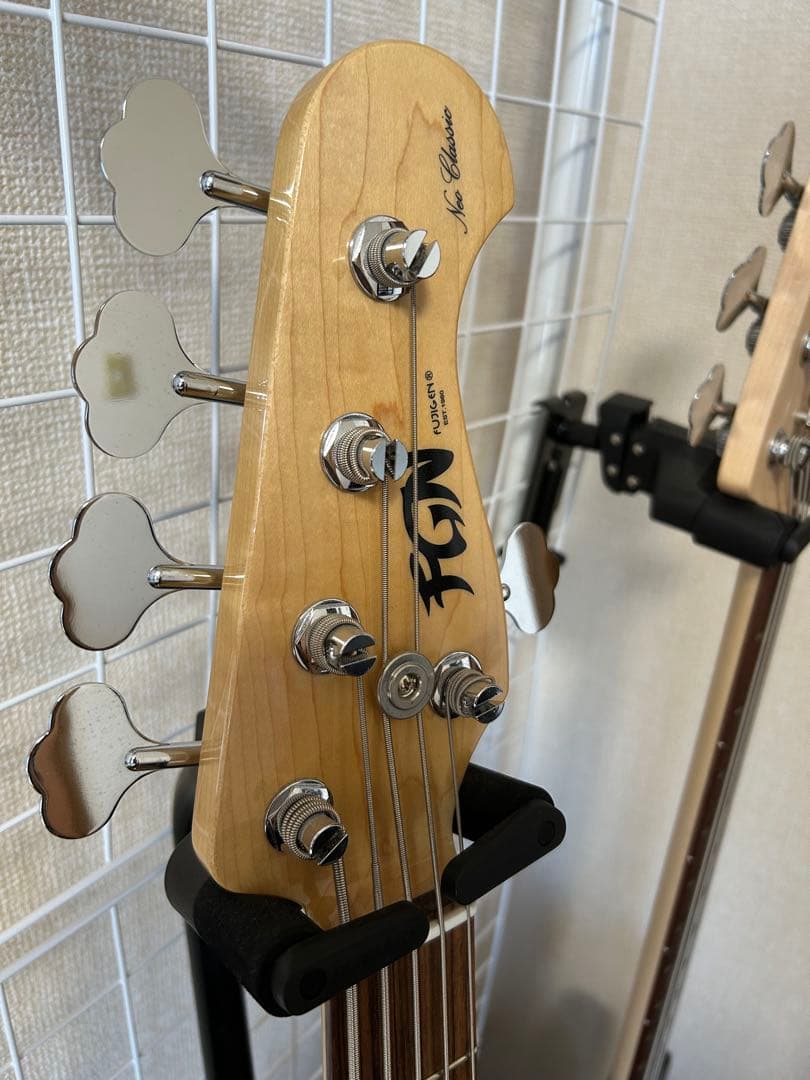 美品　FGN エレキベース ホワイト