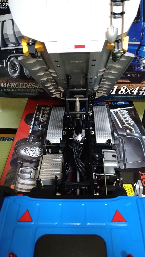 1/14RC メルセデス・ベンツ アロクス 4151 8x4 ダンプトラック