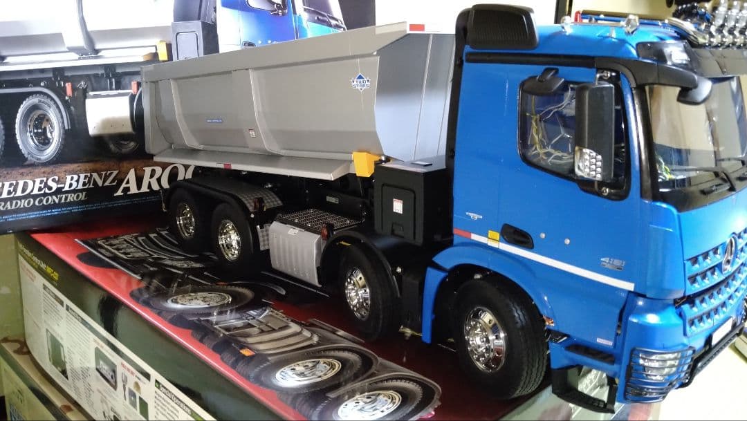 1/14RC メルセデス・ベンツ アロクス 4151 8x4 ダンプトラック