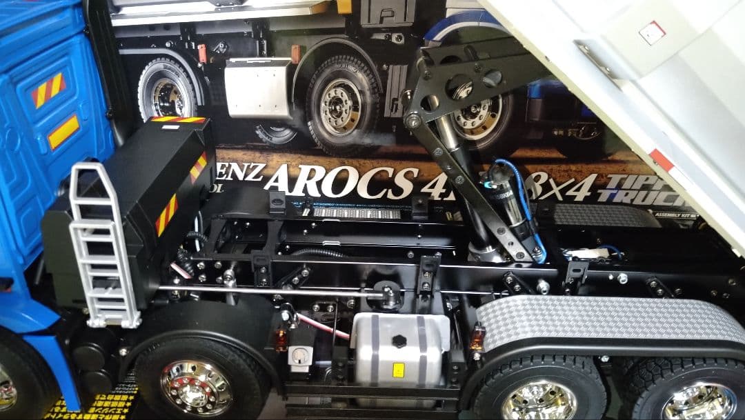 1/14RC メルセデス・ベンツ アロクス 4151 8x4 ダンプトラック