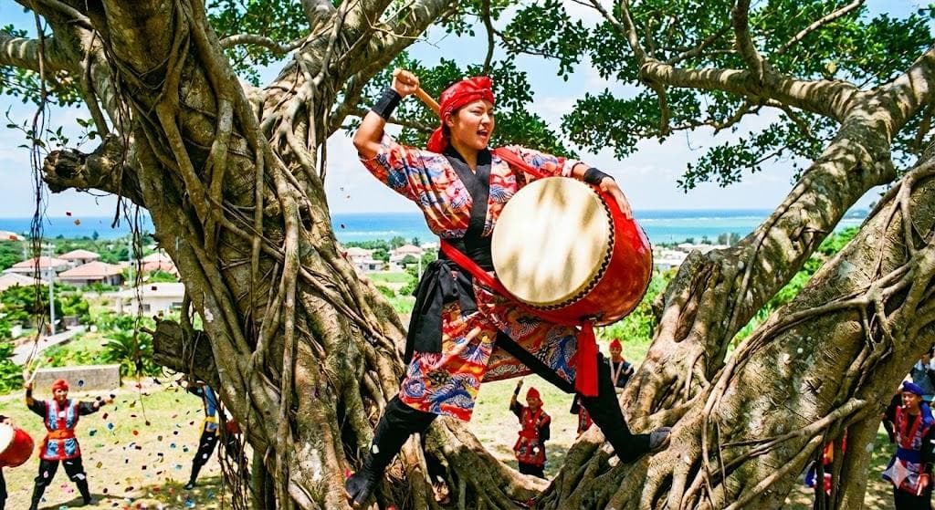 新品未使用(送料無料)26.980円　エイサー大太鼓36cm*40cmバチ付き