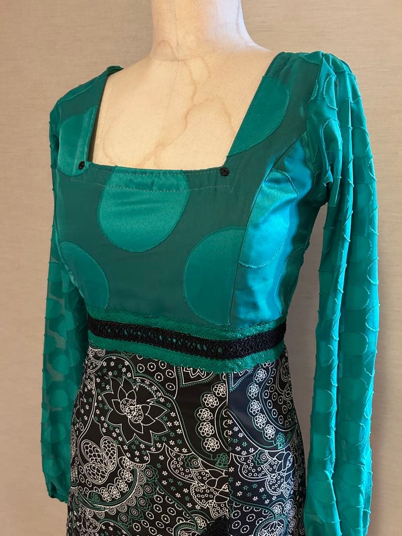 フラメンコ衣装グリーン× ブラックワンピースとチャレコのセットアップ