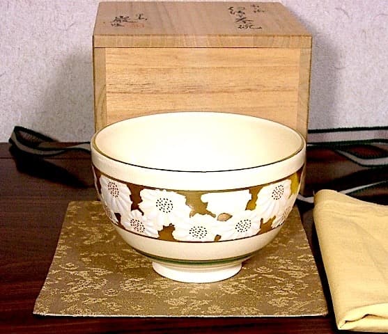 京焼・清水焼　山川巌（二代）作　仁清写　菊之絵　茶碗　無傷　共箱　。