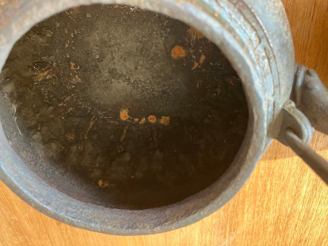 漢字彫刻の丸形鉄瓶