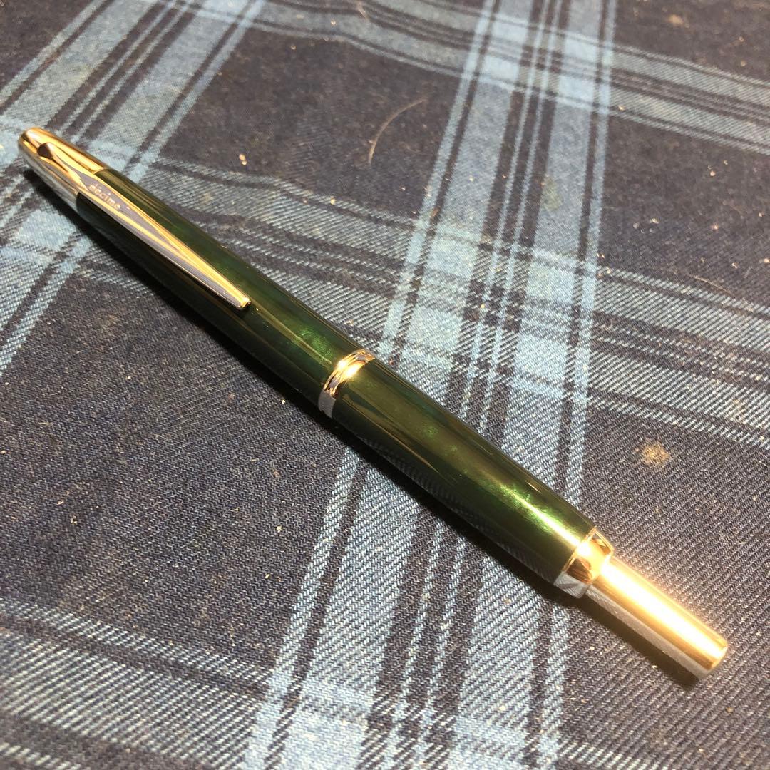 阪急百貨店限定　キャップレス万年筆　デシモ　グリーンマーブル　中細字　ＦＭニブ