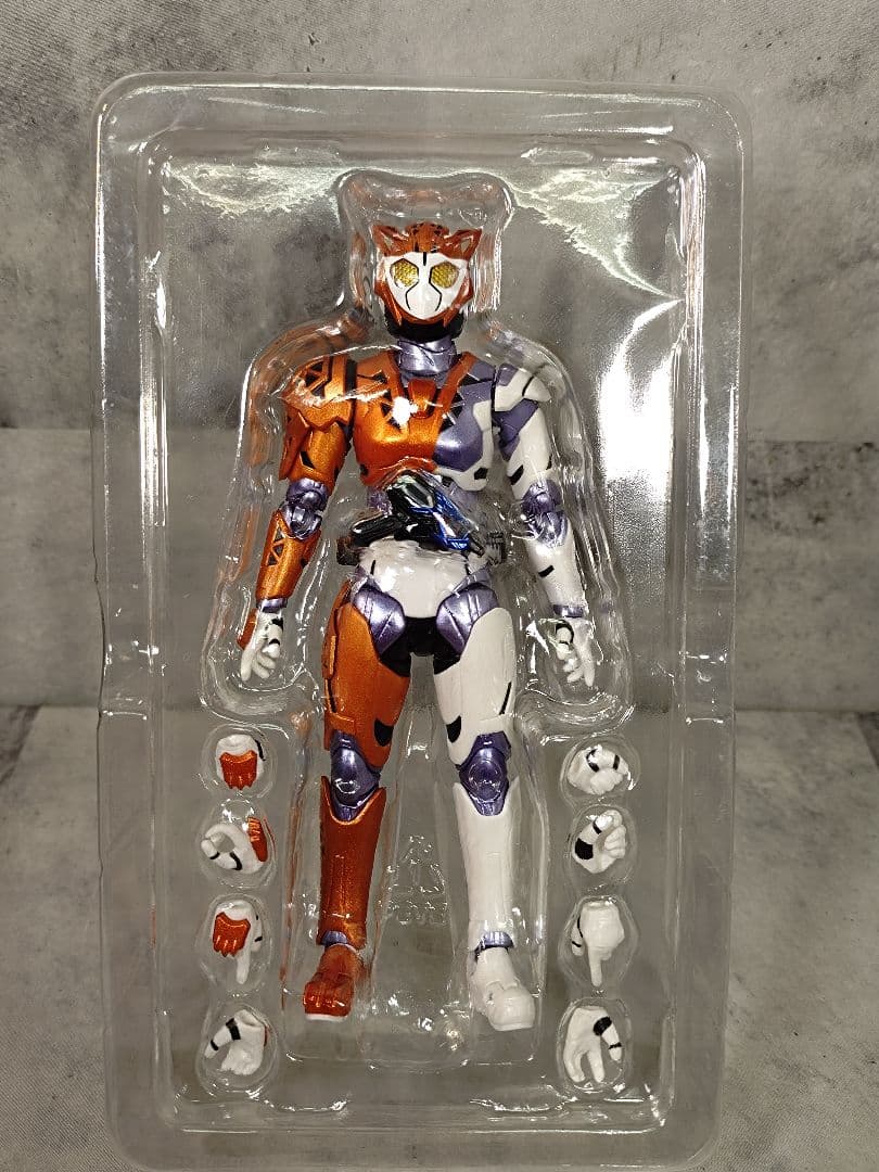 Figuarts フィギュアーツ　仮面ライダーバルキリー ラッシングチーター