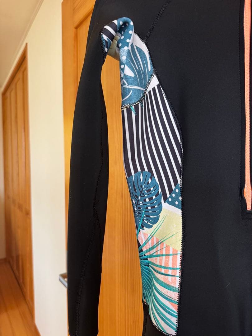 ROXY フルスーツ ブラック・マルチカラー