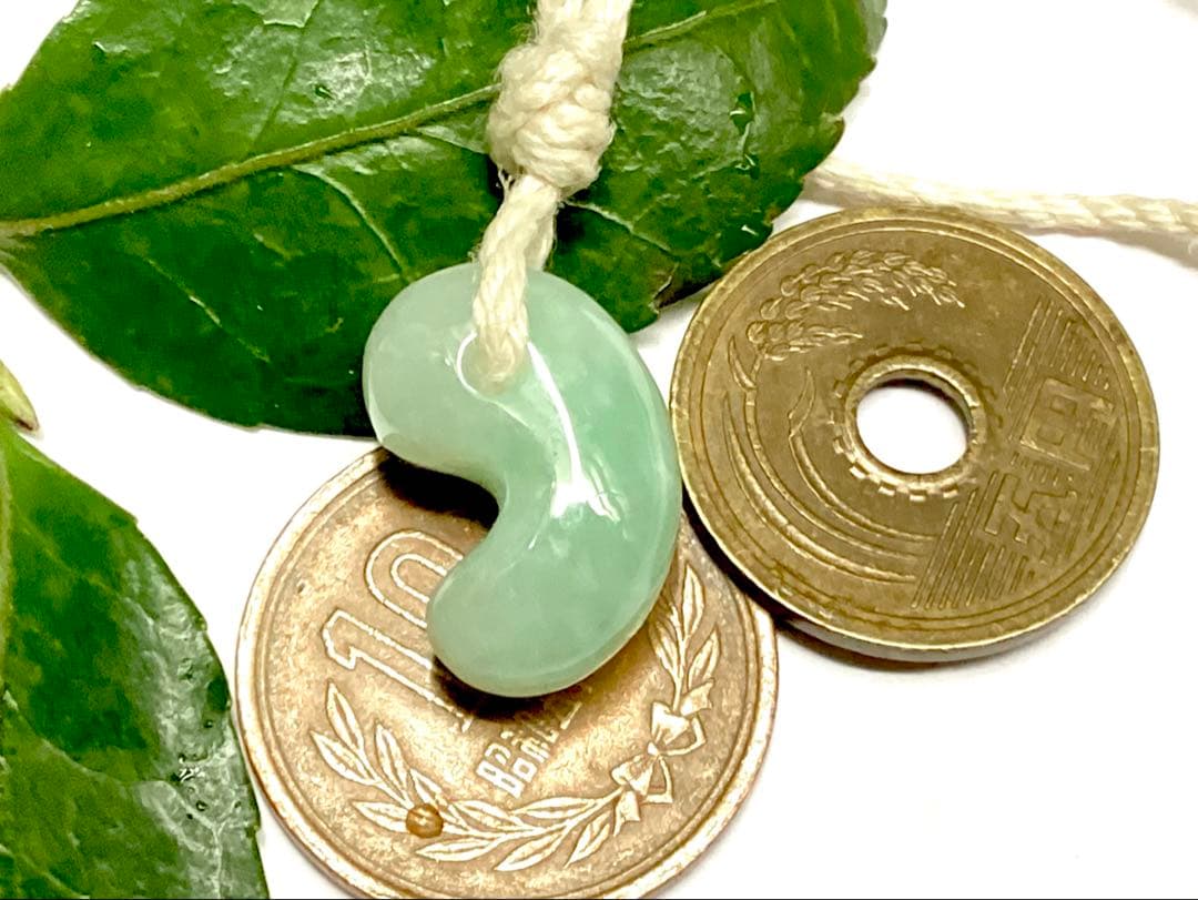 桁違いの極上品質　50年前のガラス質麻紐付保管品　糸魚川翡翠勾玉　鑑別書無し安価