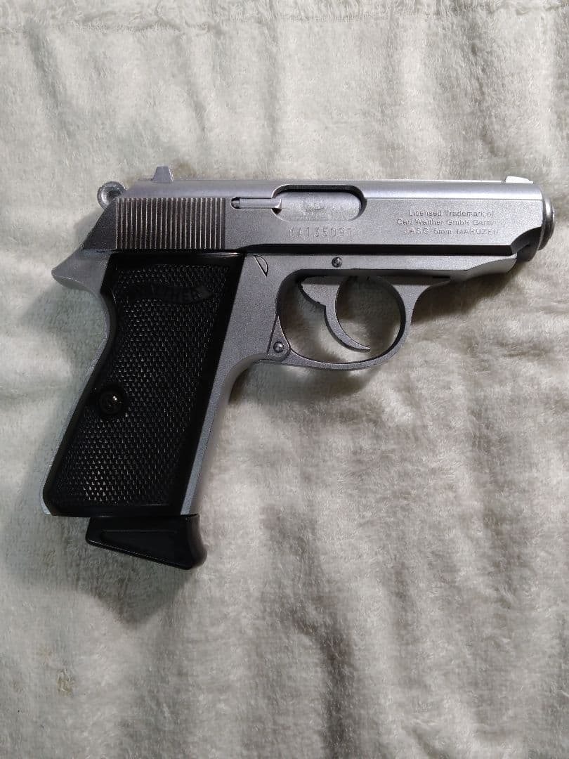ワルサーPPK/S (シルバー塗装したもの)