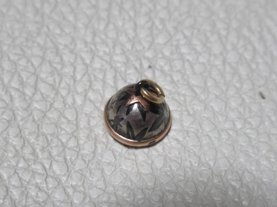 美品 大正時代◆金、銀、赤銅製細工 小さい丸型 下部開閉 星がデザイン チャーム