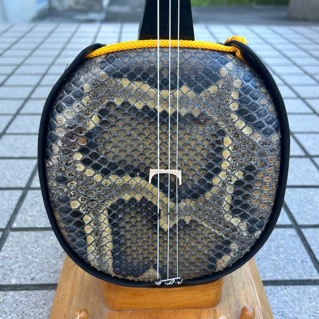 沖縄　三線　カミゲン　カモの口　ユナー　黒木　本皮一枚張り　伝統工芸士