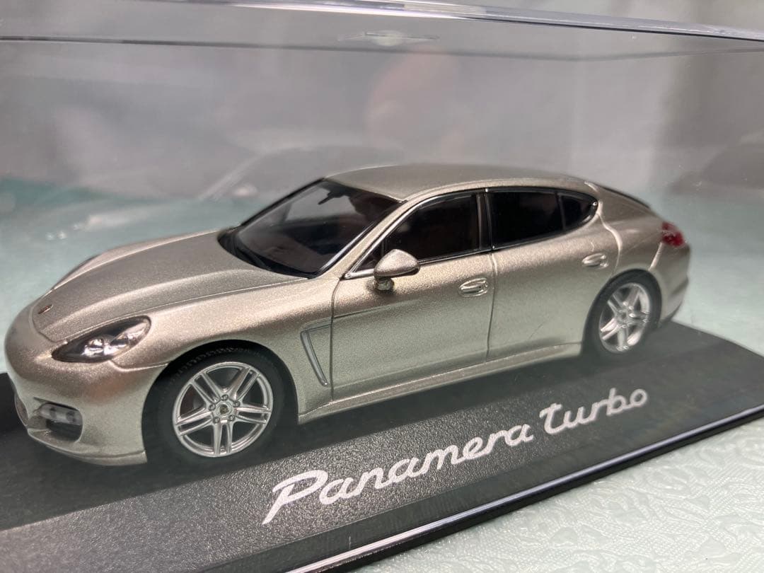 ミニチャンプス　Porshe Panamera Turbo シルバー