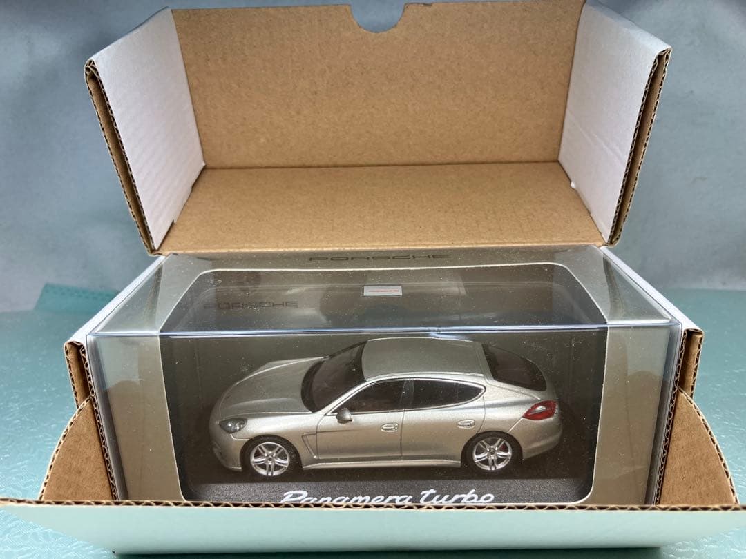ミニチャンプス　Porshe Panamera Turbo シルバー