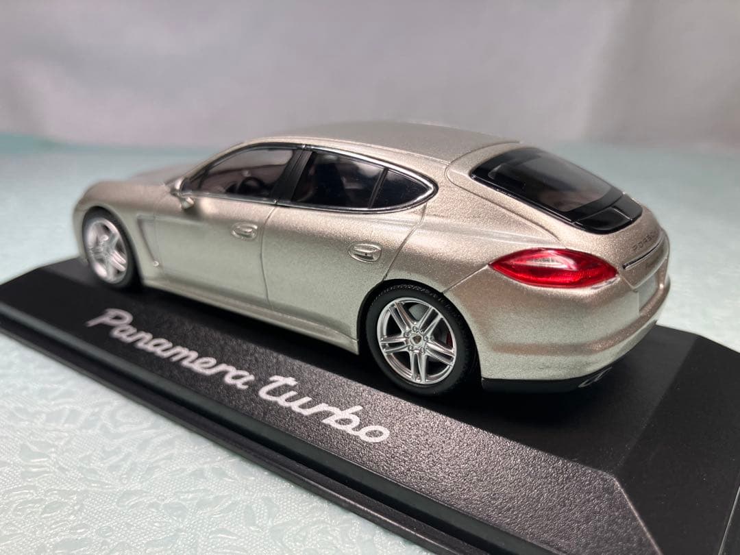 ミニチャンプス　Porshe Panamera Turbo シルバー