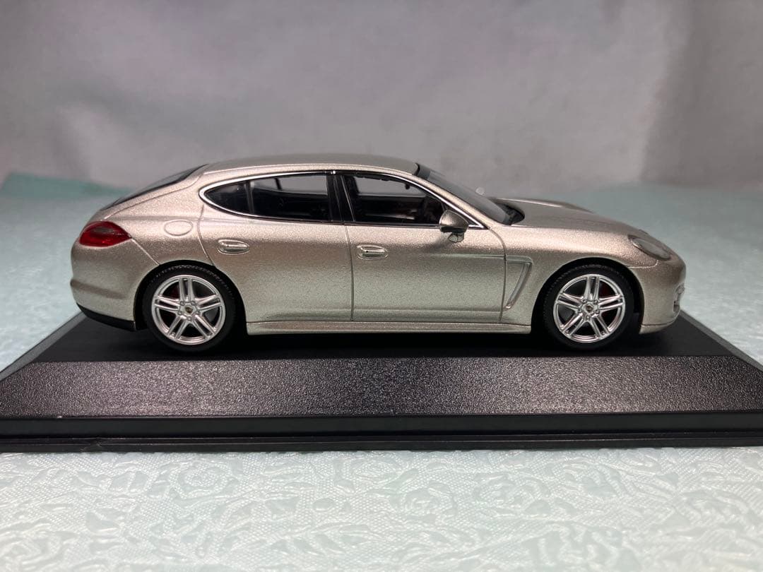 ミニチャンプス　Porshe Panamera Turbo シルバー